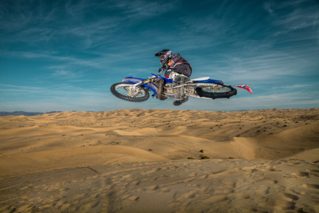 Обои картинки фото спорт, мотокросс, гонщик, байк, песок, дюны, пуустыня, прыжок, экипировка