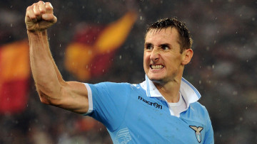 Картинка спорт футбол miroslav klose спортсмен lazio дождь жест