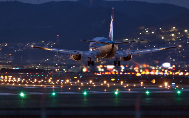Обои картинки фото авиация, пассажирские самолёты, аэродром, аэропорт, вечер, самолет, огни, посадка