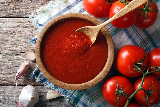 Обои картинки фото еда, помидоры, соус, чеснок, томаты