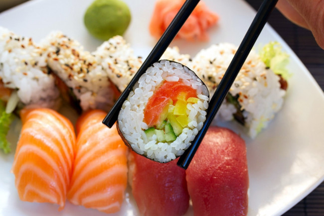 Обои картинки фото еда, рыба,  морепродукты,  суши,  роллы, суши, роллы, васаби, имбирь