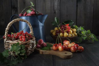 Картинка еда фрукты +ягоды листья ягоды малина стол доски лейка натюрморт корзинка