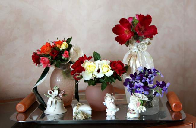 Обои картинки фото цветы, разные, вместе, фиалки, фарфор, вазы, шиповник, розы