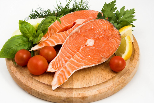 Обои картинки фото еда, рыба, морепродукты, суши, роллы, лосось, помидоры