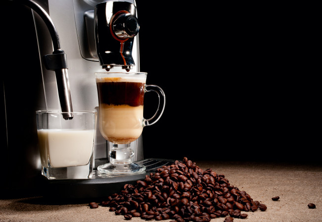 Обои картинки фото еда, кофе, кофейные, зёрна, кофемашина, зерна, стакан, молоко