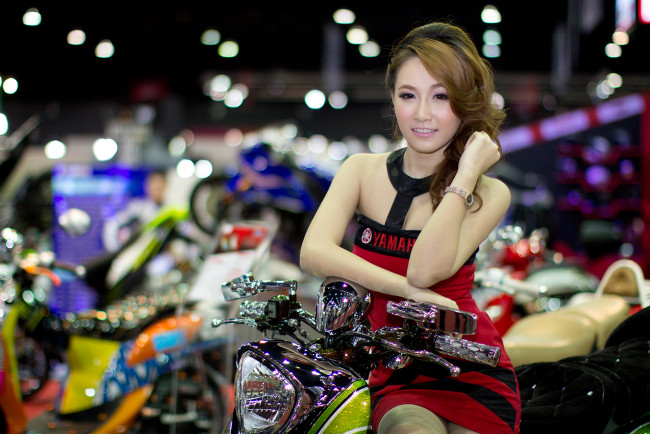Обои картинки фото мотоциклы, мото с девушкой, девушка, мотоцикл