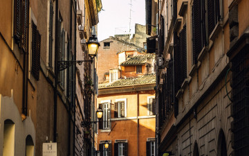 Картинка города рим +ватикан+ италия узкая улочка фонари