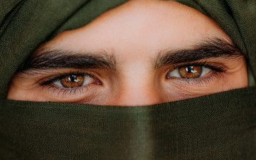 Картинка разное глаза мужчина карие маска