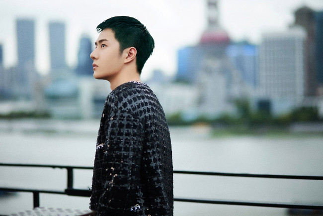 Обои картинки фото мужчины, wang yi bo, актер, пиджак, зеленый, город