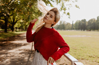 Картинка девушки -+блондинки +светловолосые красный свитер блондинка ветер