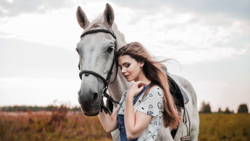Картинка девушки -+брюнетки +шатенки длинные волосы брюнетка модель лицо портрет прямые женщины на природе лошадь с лошадью дмитрий корнеев поле
