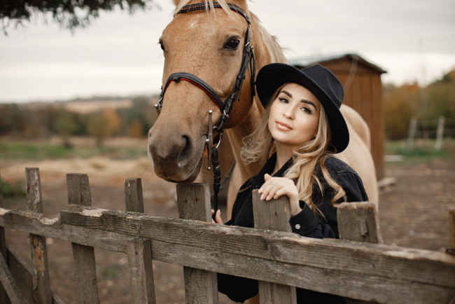 Обои картинки фото девушки, - блондинки,  светловолосые, блондинка, карие, глаза, шляпа, лошадь