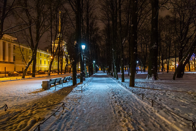 Обои картинки фото города, санкт-петербург,  петергоф , россия, александровский, сад, санкт, петербург, зима, парк, дома, снег, ночь, деревья