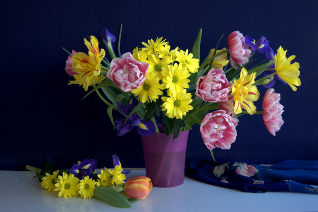 Обои картинки фото цветы, букеты,  композиции, ирис, хризантемы, тюльпаны