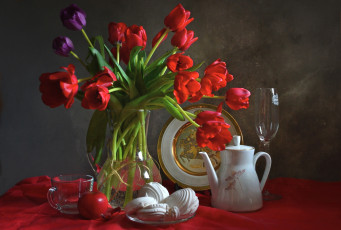 Картинка еда натюрморт зефир бокал тарелка чашка кофейник яблоко тюльпаны посуда