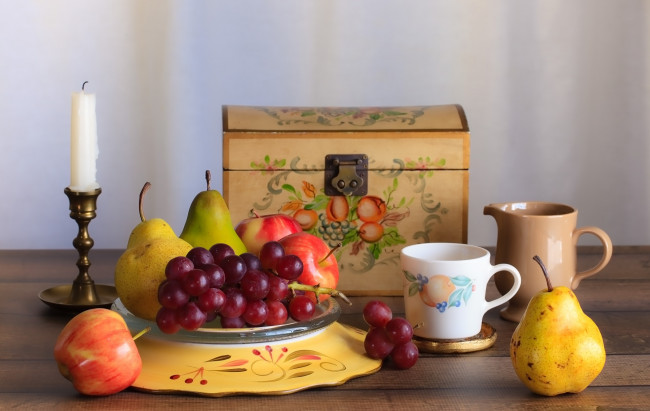 Обои картинки фото еда, натюрморт, свеча, сундук, чашка, яблоко, груша, фрукты, виноград