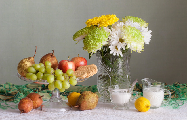 Обои картинки фото еда, натюрморт, печенье, фрукты, лимон, цветы, хризантемы, букет, яблоко, виноград, груши