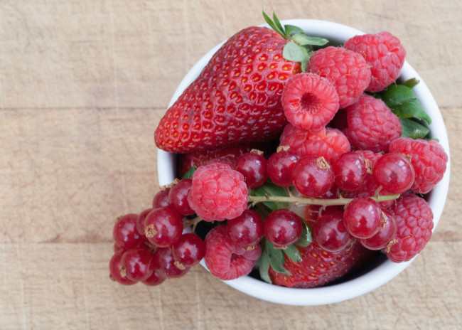 Обои картинки фото еда, фрукты,  ягоды, смородина, малина, клубника