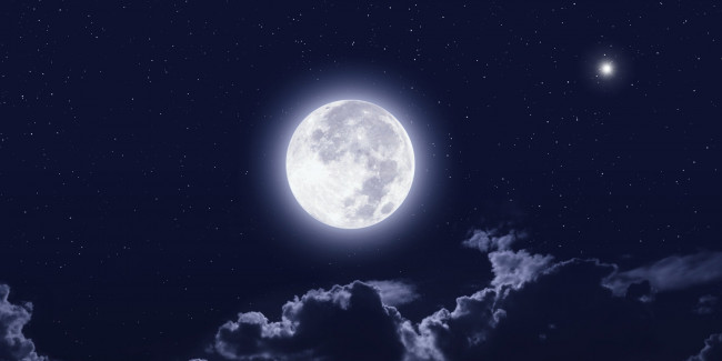 Обои картинки фото космос, луна, облака, свет, ночь, тучи, полнолуние, пейзаж, звёзды