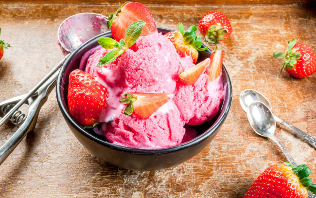 Обои картинки фото еда, мороженое,  десерты, мята, клубника, десерт, ice, cream, ягоды, strawberry