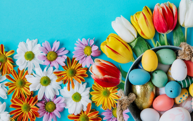 Обои картинки фото праздничные, пасха, хризантемы, цветы, tulips, тюльпаны, easter, ромашки, happy, colorful, eggs, flowers, яйца, крашеные, spring, decoration, весна