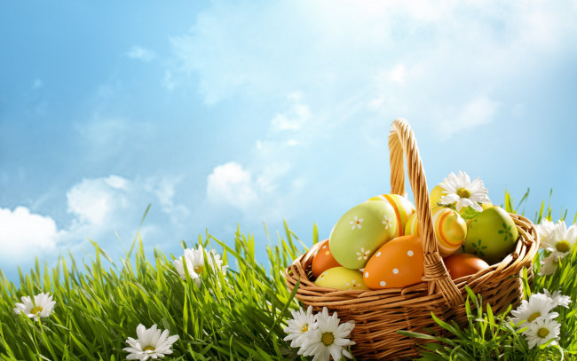 Обои картинки фото праздничные, пасха, весна, корзина, небо, decoration, ромашки, easter, трава, flowers, happy, яйца, крашеные, eggs, spring, солнце, цветы
