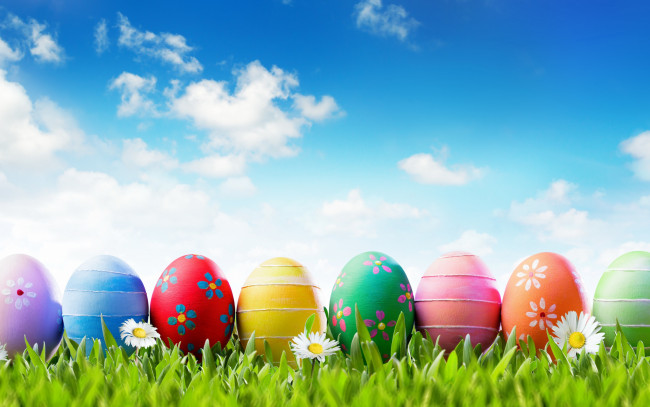 Обои картинки фото праздничные, пасха, весна, трава, небо, decoration, easter, солнце, flowers, яйца, крашеные, happy, spring, eggs, цветы