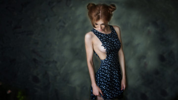 Картинка девушки -unsort+ брюнетки темноволосые темный фон стоит платье