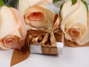 Картинка праздничные подарки коробочки розы бант коробка