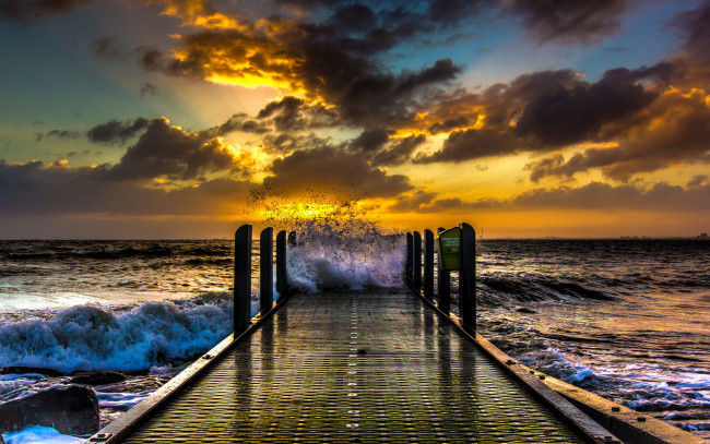 Обои картинки фото природа, восходы, закаты, тучи, сумрак, океан, шторм, помост