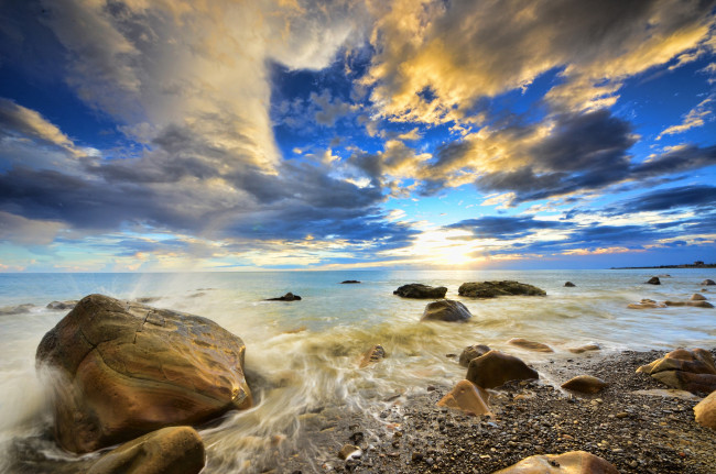 Обои картинки фото природа, моря, океаны, море, камни, восход, облака