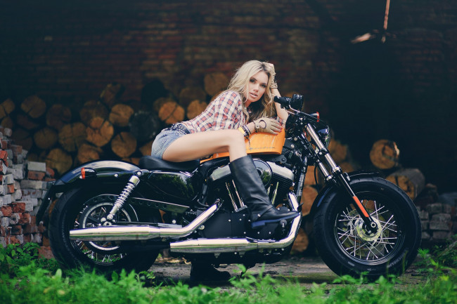 Обои картинки фото мотоциклы, мото с девушкой, девушка, байк, мотоцикл, харлей, harley, davidson