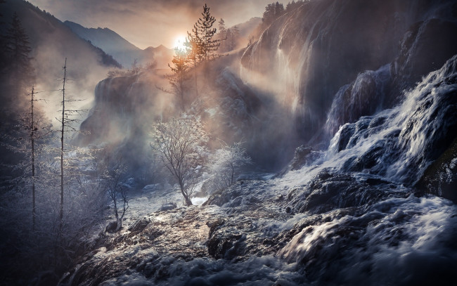 Обои картинки фото природа, водопады, вода, туман, китай, дымка, скалы, лес, потоки, свет