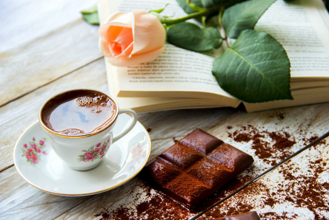 Обои картинки фото еда, кофе,  кофейные зёрна, роза, шоколад, книга
