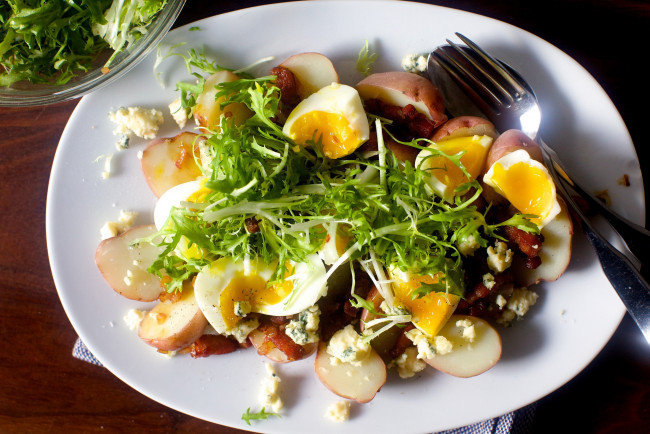 Обои картинки фото еда, Яичные блюда, картофель, яйца, зелень