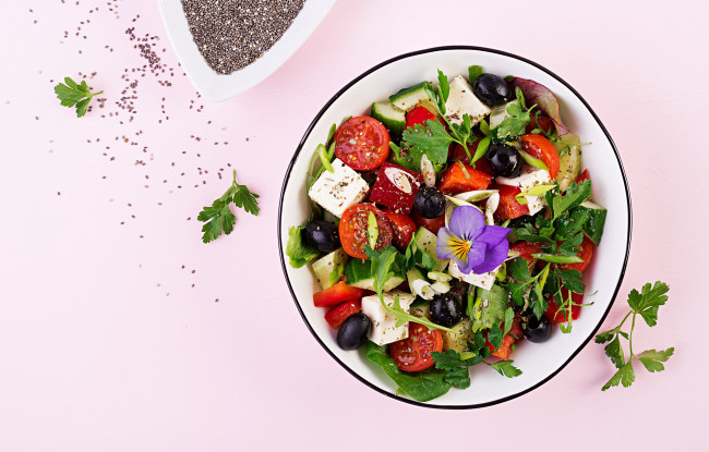 Обои картинки фото еда, салаты,  закуски, овощной, салат, помидоры, сыр, маслины, зелень