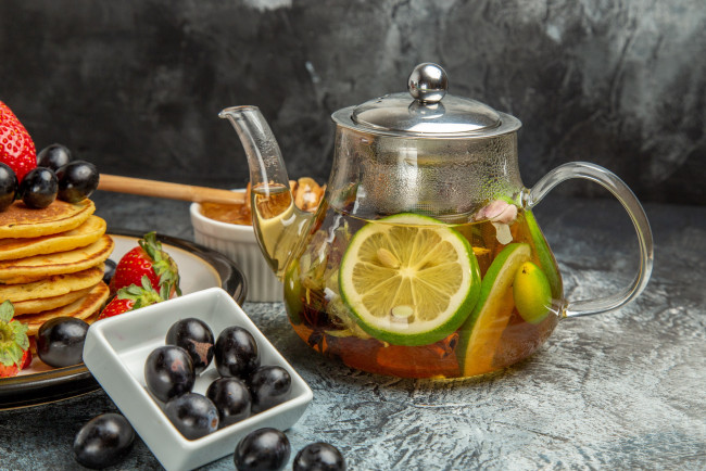 Обои картинки фото еда, напитки,  чай, виноград, чай, чайник, лимон