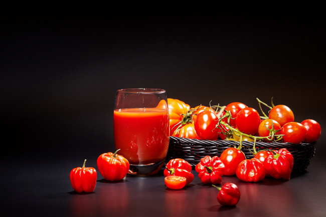 Обои картинки фото еда, напитки,  сок, корзинка, помидоры, томаты, сок, томатный
