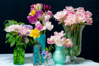 Картинка цветы букеты +композиции сирень нарцисс тюльпаны вазы