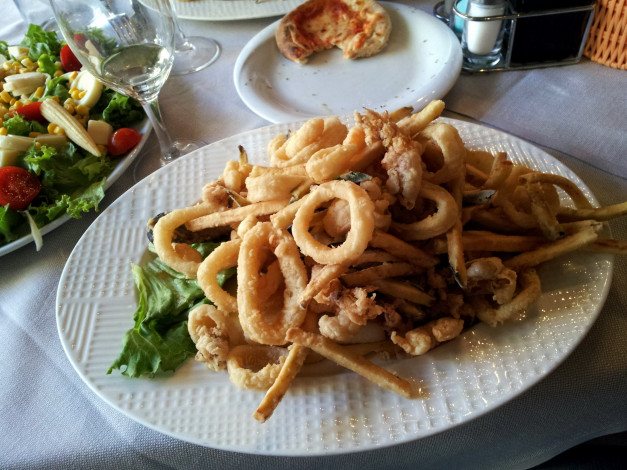 Обои картинки фото еда, рыбные блюда,  с морепродуктами, кольца, кальмар
