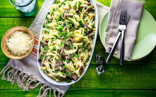 Обои картинки фото еда, грибы,  грибные блюда, макароны, специи, сыр, горох, mushrooms, pasta, cheese