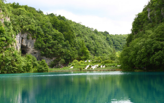 Обои картинки фото природа, реки, озера, деревья, горы, зелень, озеро, пещера, скалы