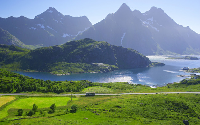 Обои картинки фото природа, реки, озера, норвегия, lofoten, автобус, поля, дорога, домики, берег, озеро, горы