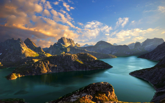 Обои картинки фото природа, реки, озера, озеро, lake, solbjornvannet, норвегия, облака, скалы, горы