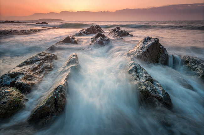 Обои картинки фото природа, побережье, потоки, вода, пляж, океан, утро, море, камни, скалы, выдержка, волны