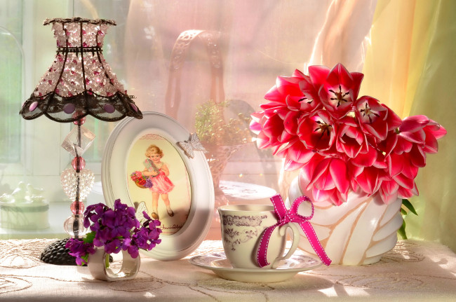 Обои картинки фото разное, предметы быта, чашка, букет, цветы, тюльпаны, абажур, лампа, девочка, рамка, бантик