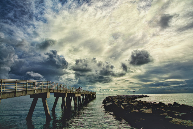 Обои картинки фото природа, побережье, мост, море, небо, облака
