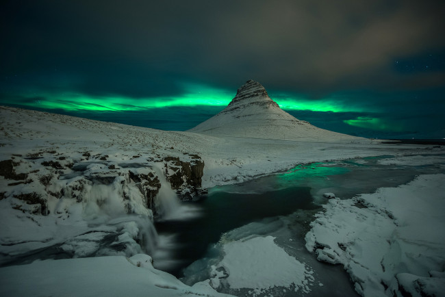 Обои картинки фото природа, северное сияние, скалы, вулкан, гора, kirkjufell, исландия, ночь, снег, водопад