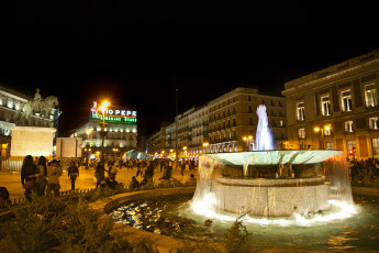 Картинка города мадрид+ испания площадь огни дома здания люди фонтан вечер