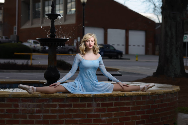 Обои картинки фото девушки, -unsort , блондинки, фонтан, балерина